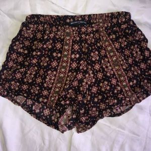 BRANDY MELVILLE- pattern shorts
